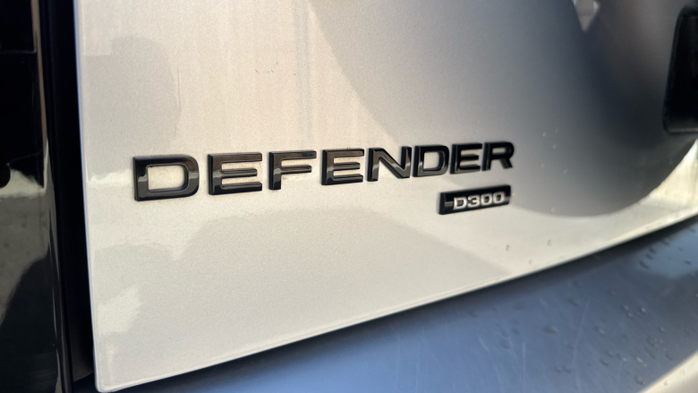 Land Rover Defender 3.0 D300 SE 110 5dr Auto Diesel Estate